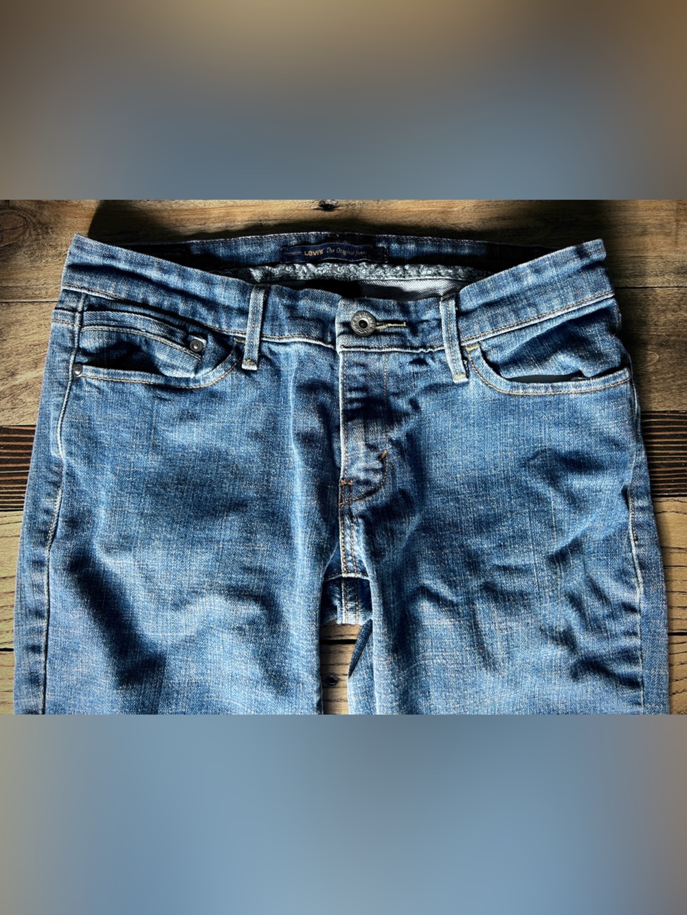LEVI’s • 547 Platinum Flare Jeans 30” Waist Low Rise Y2K Medium Wash pocket flap - Picture 3 of 16